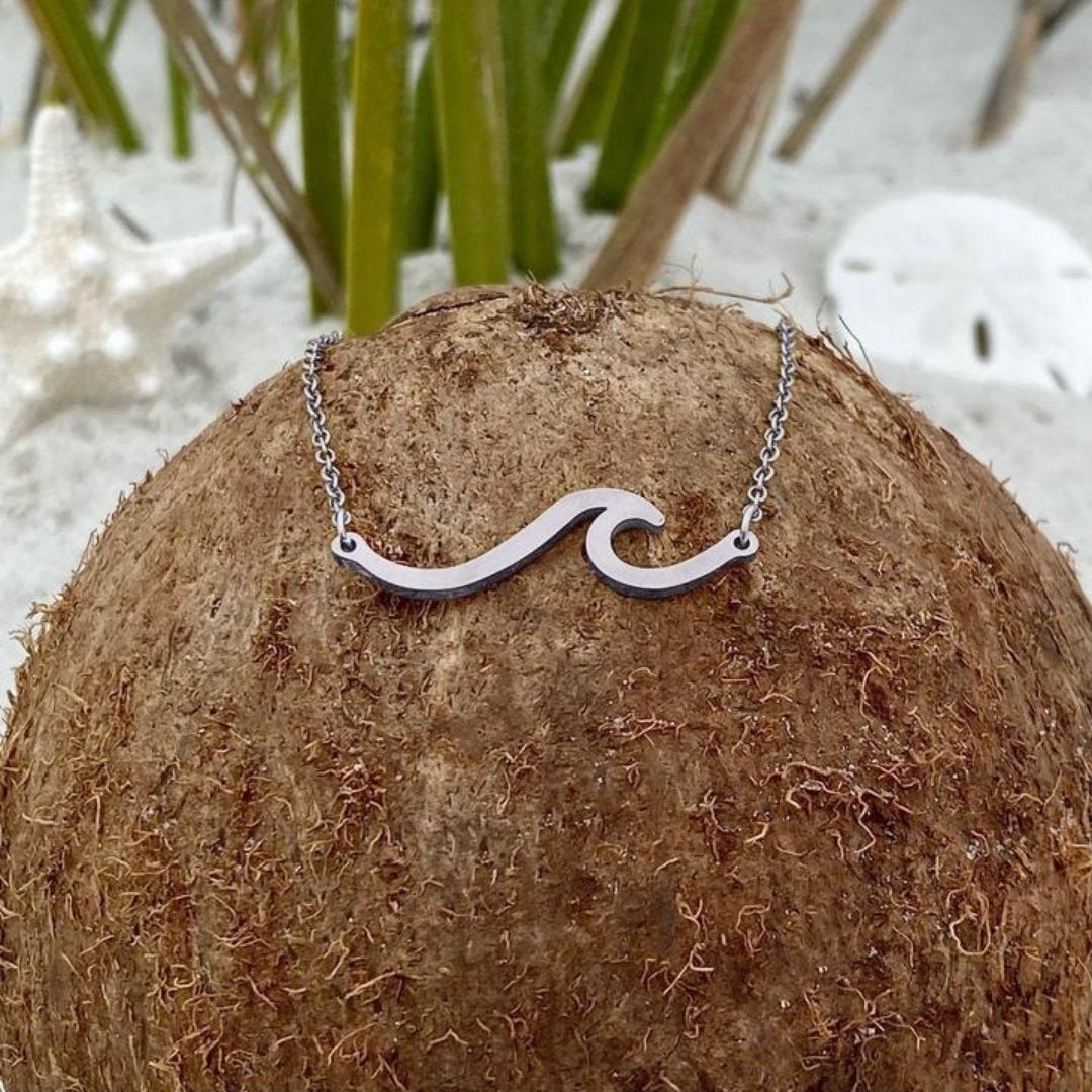 エレガントなシルバーの海の波デザインのネックレス