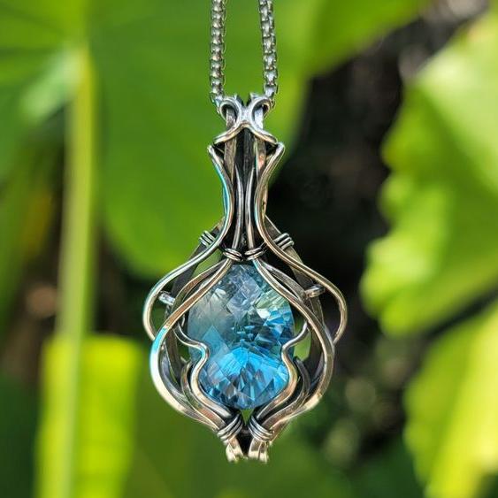 エレガントなシルバーのヴィンテージネックレス、青のアクセント付き