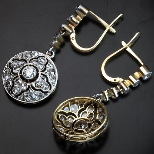 エレガントなヴィンテージイヤリング、きらめくラウンドクリスタル付き