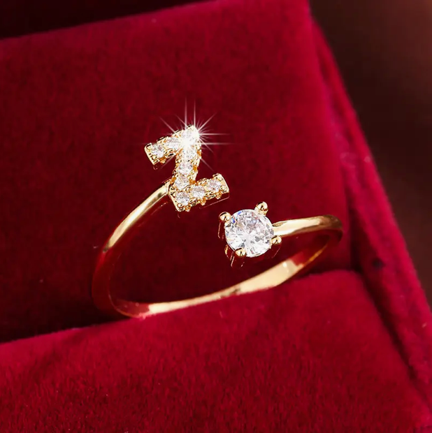 ゴールドとシルバーのジュエリー:エレガントなダイヤモンド文字リング