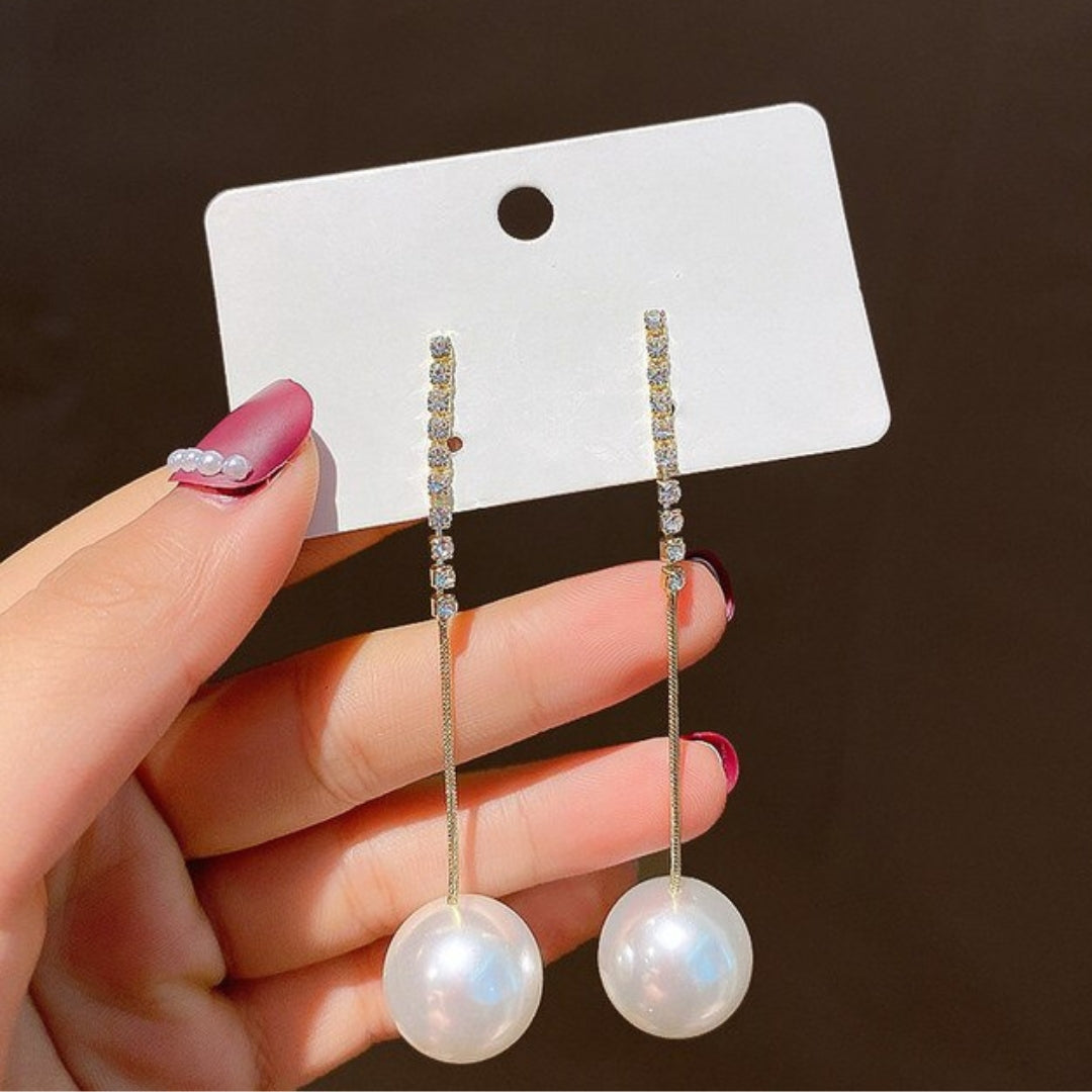 エレガントなゴールドピアス、輝くジルコニアとパールのチャーム付き