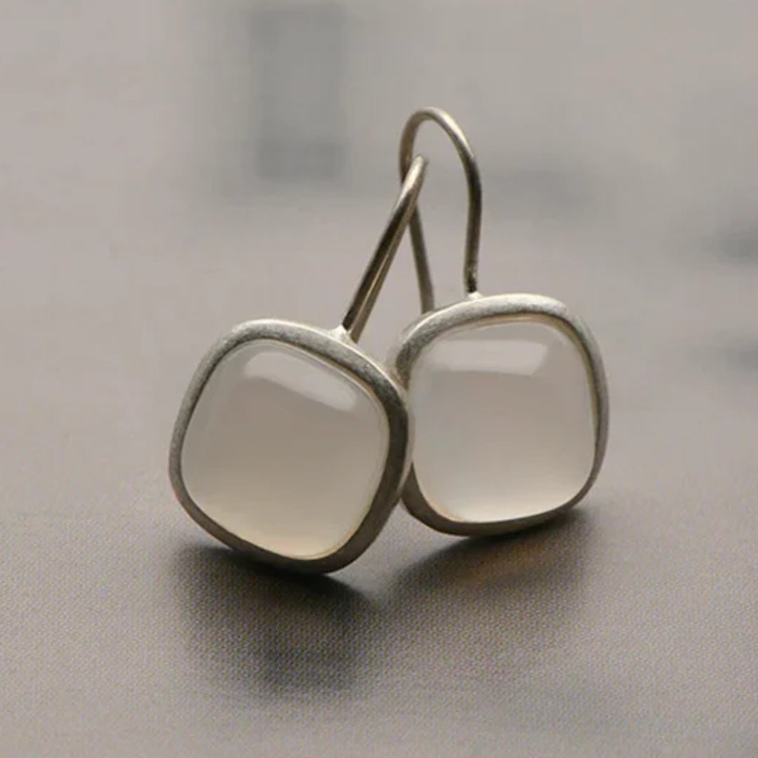 時代を超えたヴィンテージのイヤリング、キュービックムーンストーン付き