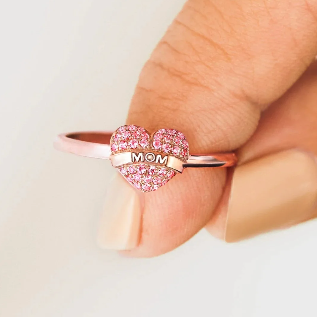 エレガントな「ママ」ハートリング、18Kゴールドメッキ素材に輝くジルコニア付き。