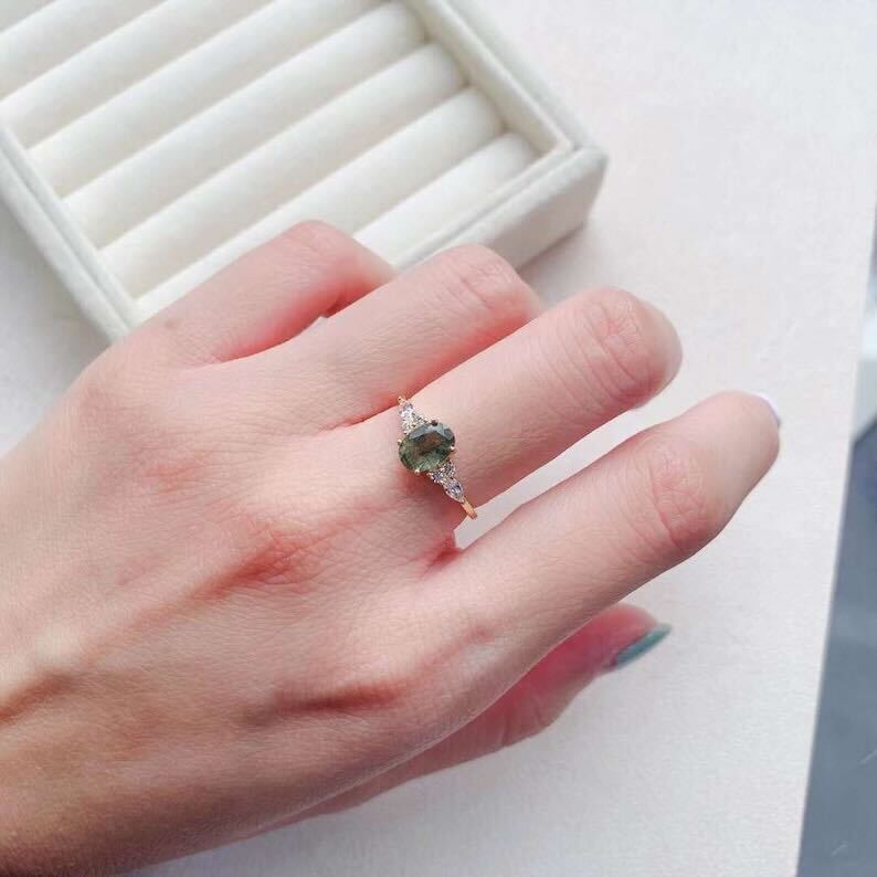 エレガントな18金メッキリング、輝く緑のエネルギークリスタル付き