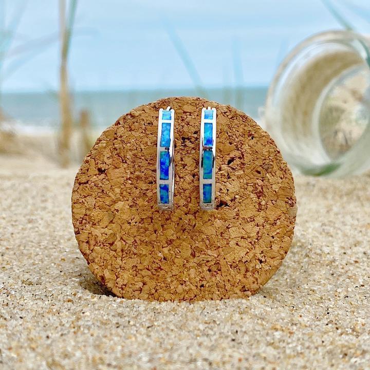 優雅な銀のリング、魅惑的なオパール付き - 海の流れにインスパイアされた