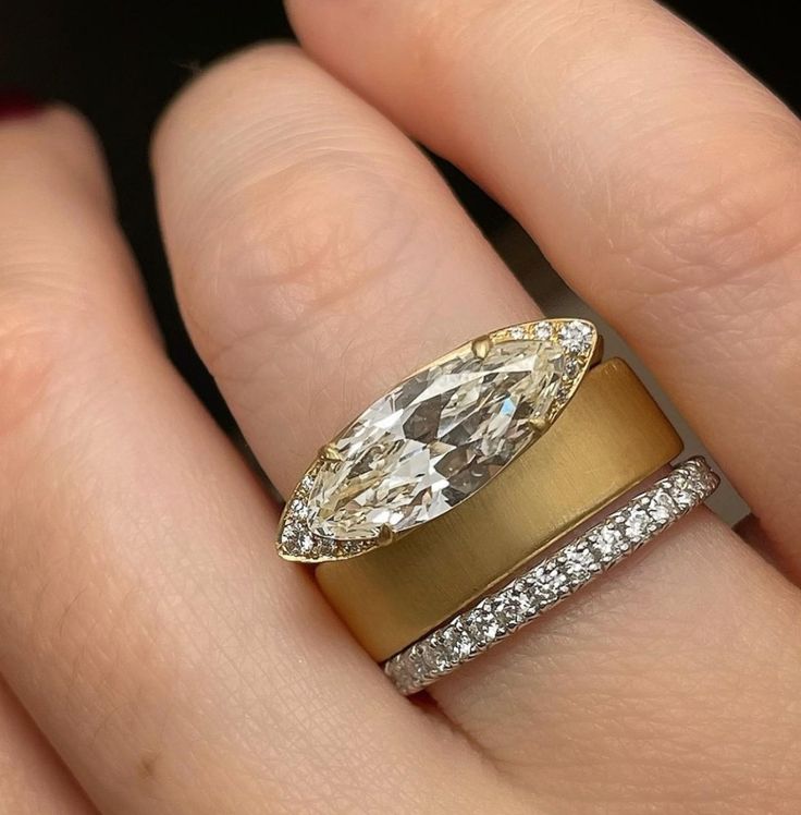 エレガントなゴールドトーンの装飾的なリングセット、キラキラ輝くクリスタルと時代を超えたヴィンテージジルコニア付き