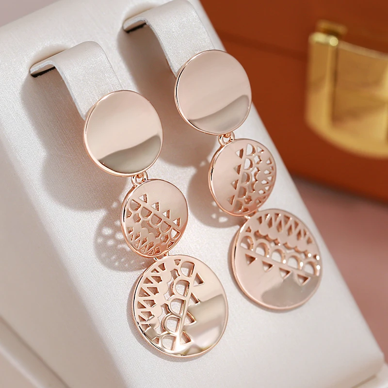 エレガンスを添えるグラマラスなラウンドゴールドイヤリング