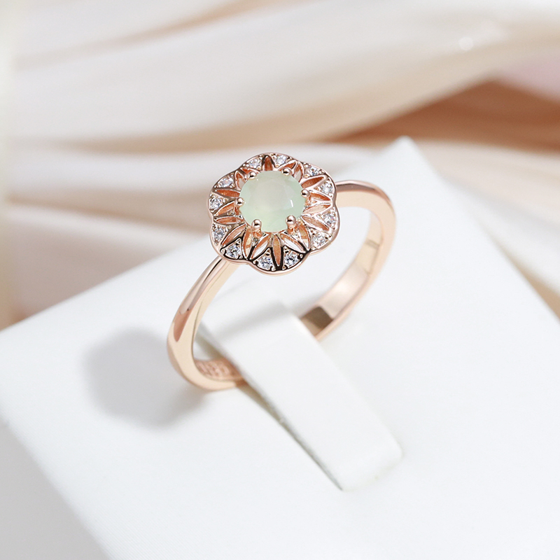 エレガントなリング、スタイリッシュなデザインの輝く緑のクリスタル付き