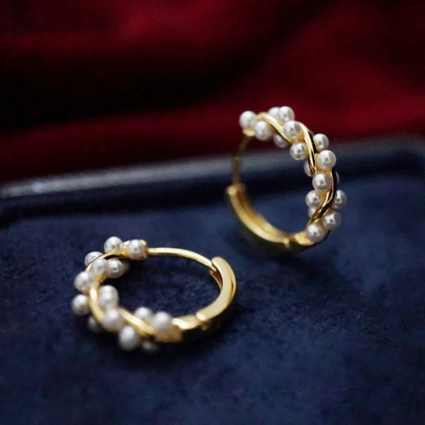 エレガントなゴールドメッキのイヤリング、芸術的なパール装飾付き