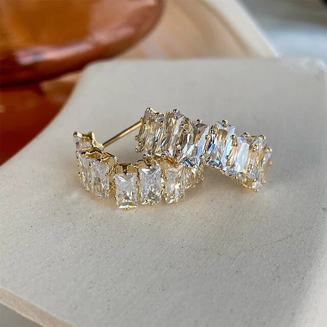 スタイリッシュなホワイトジルコニアのピアスでエレガンスをプラス