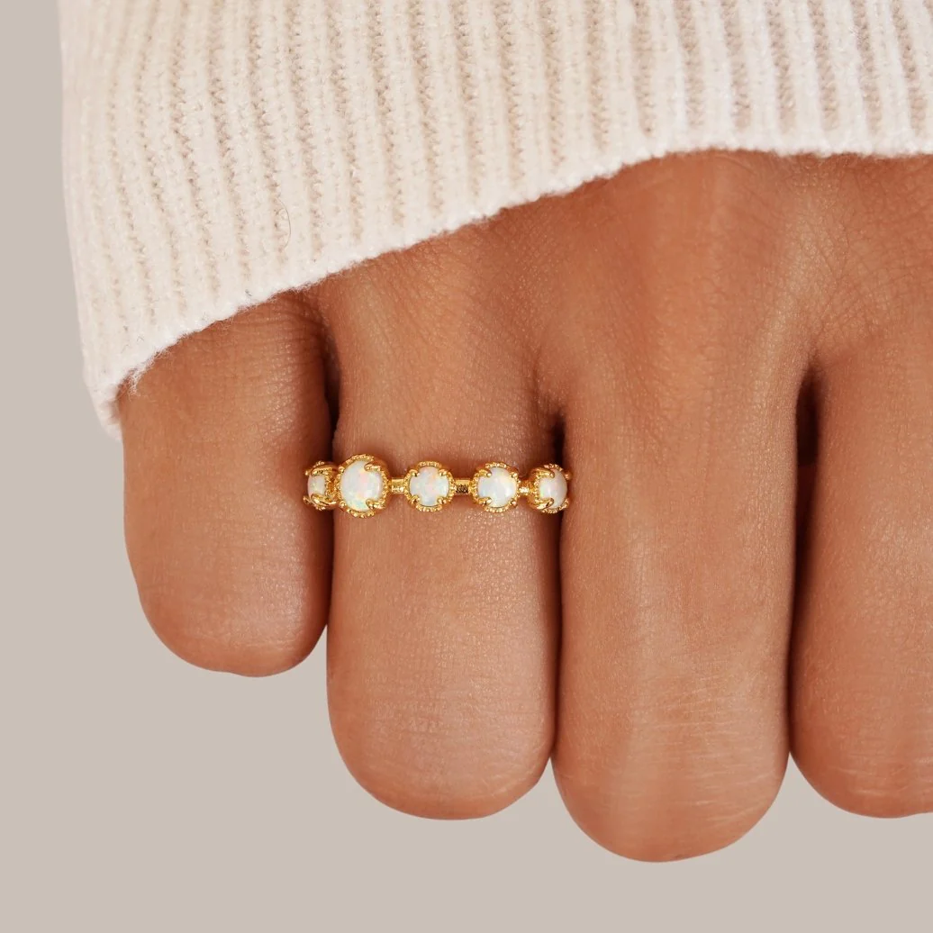 輝く白いオパールのリング