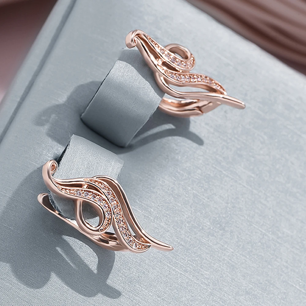 魅力的でキラキラしたゴールドイヤリング、クリエイティブスピリットデザイン