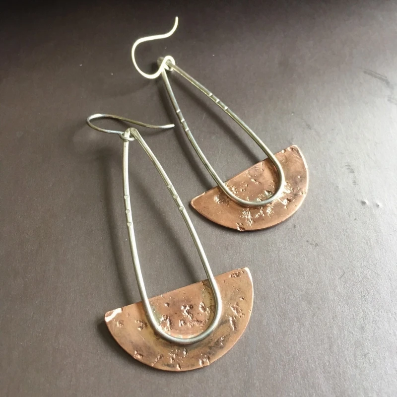 レトロ砂漠風の機械式イヤリング