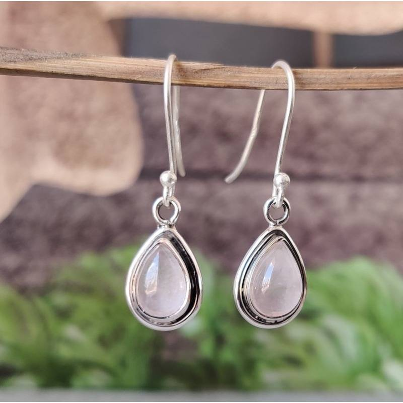 エレガントなヴィンテージイヤリング、白いクリスタルドロップ付き