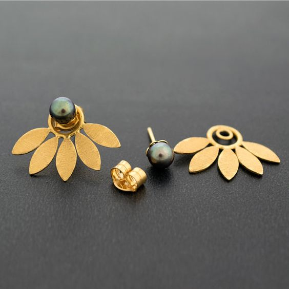 エレガントなヴィンテージダンケルパールイヤリング、ゴールドリーフデザイン付き