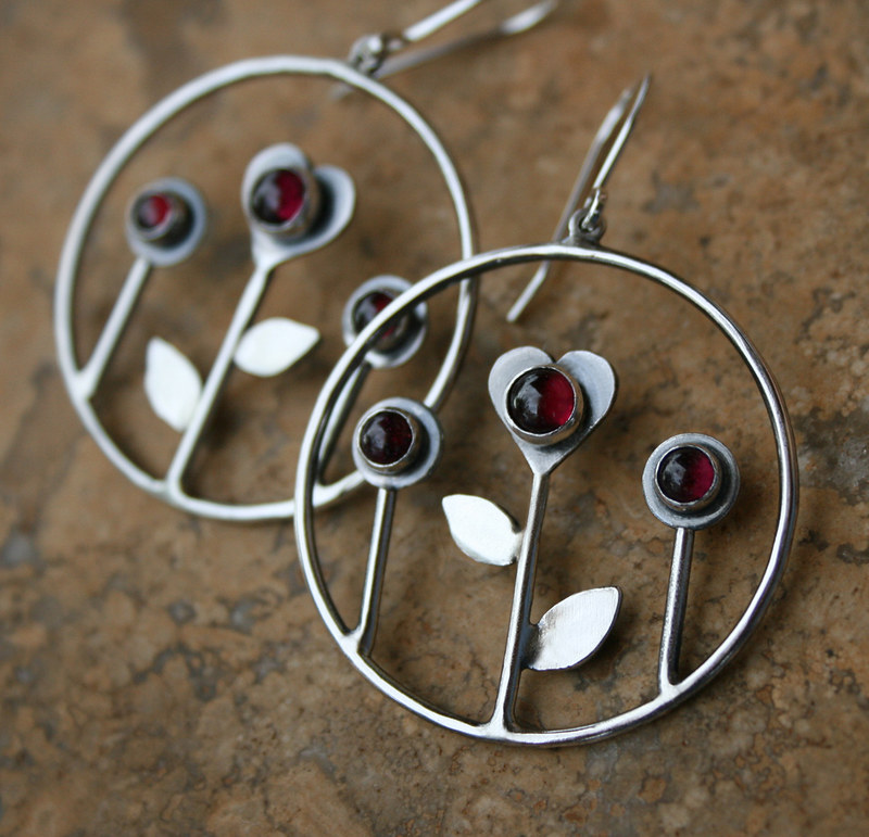 スタイリッシュなヴィンテージ赤い花のイヤリング