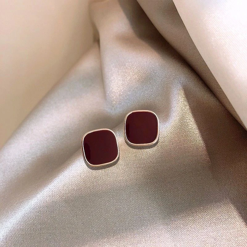 おしゃれなゴールドとレッドのキューブイヤリング