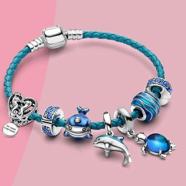 スタイリッシュなオーシャンインスパイアレザーとシルバーチャームブレスレット