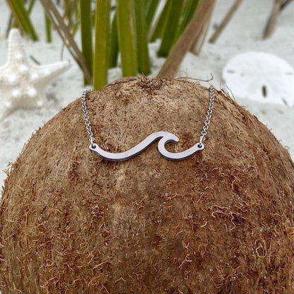 エレガントなシルバーの海の波デザインのネックレス