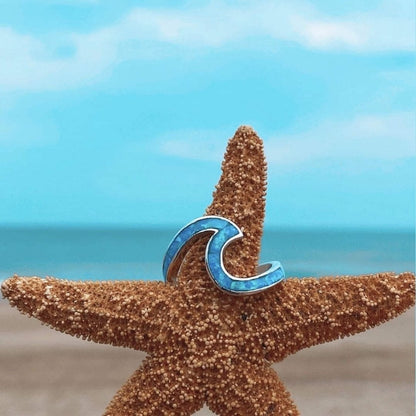 海の波をモチーフにしたエレガントなオパールとシルバーのリング