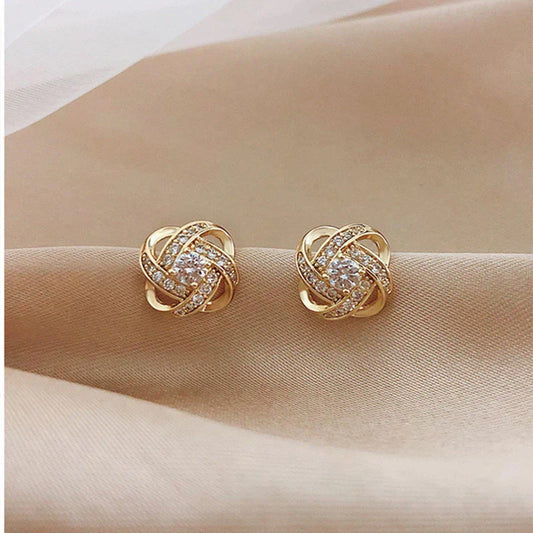 優雅なルックのための花模様スパイラルクロスピアス