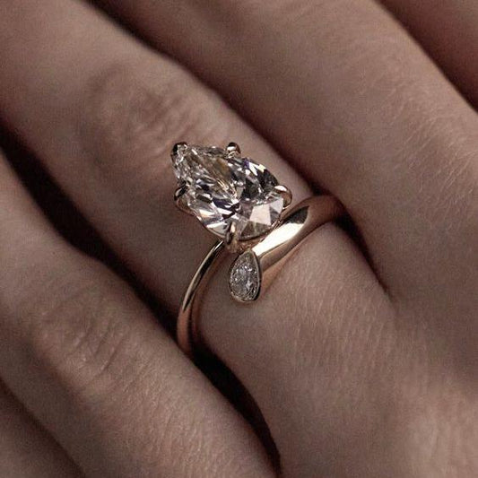 エレガントなビンテージゴールドリング、オープンウォータードロップと輝くジルコニア付き