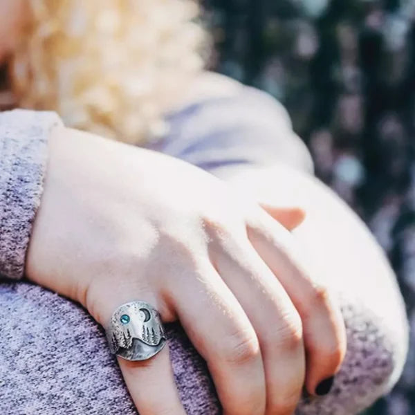 神秘的な森の青い月のリング