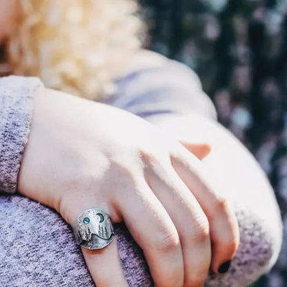 神秘的な森の青い月のリング