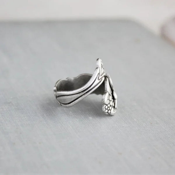 美しいハチドリの花リング