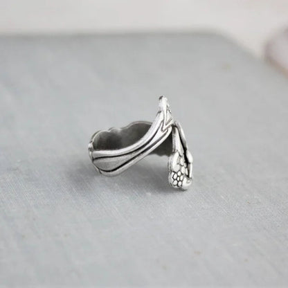 美しいハチドリの花リング