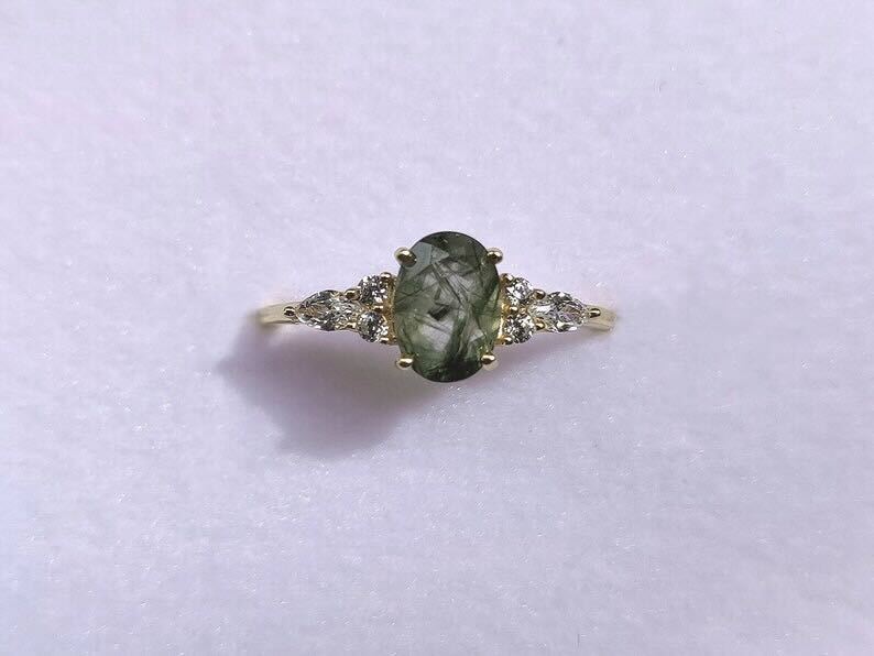 エレガントな18金メッキリング、輝く緑のエネルギークリスタル付き