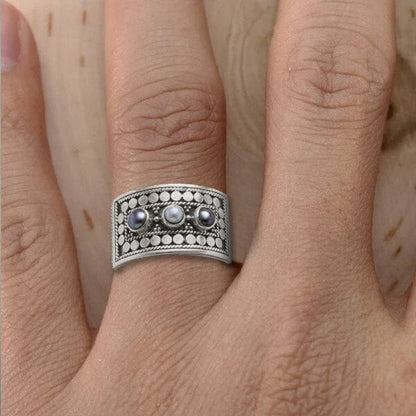 エレガントな幾何学模様のリング、芸術的に彫刻された真珠と輝く三つの石付き