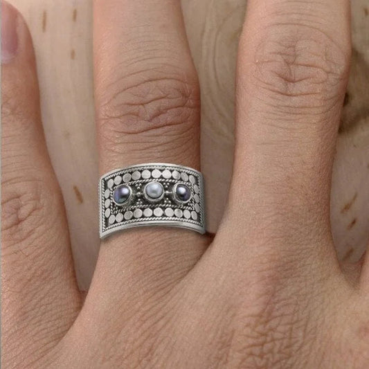 エレガントな幾何学模様のリング、芸術的に彫刻された真珠と輝く三つの石付き