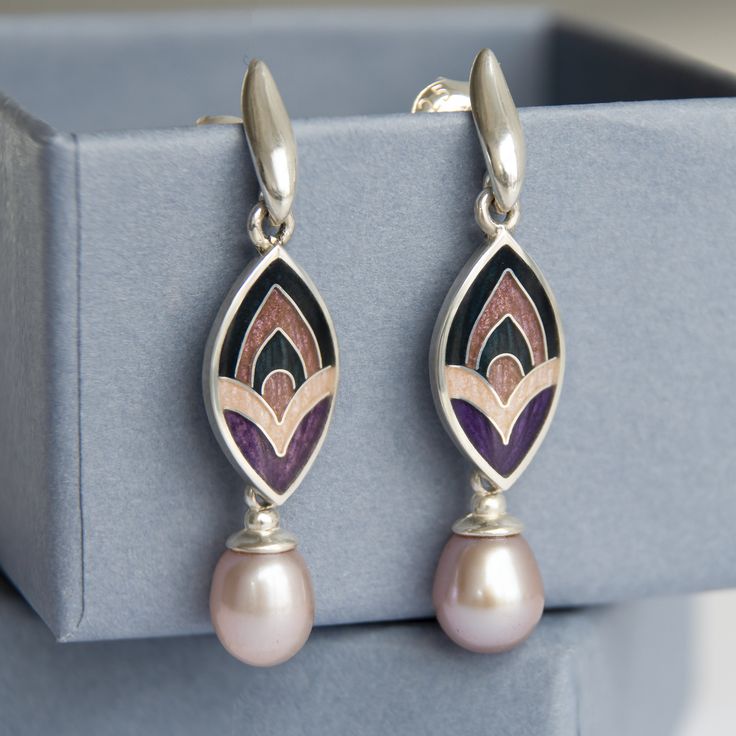 魅力的なヴィンテージパールとエナメルのイヤリング