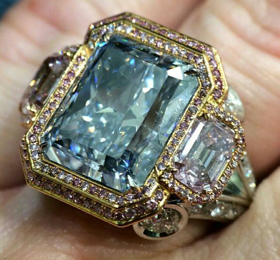 ファンケンツァウバー：輝く青いファンケングラスのエレガントなリング