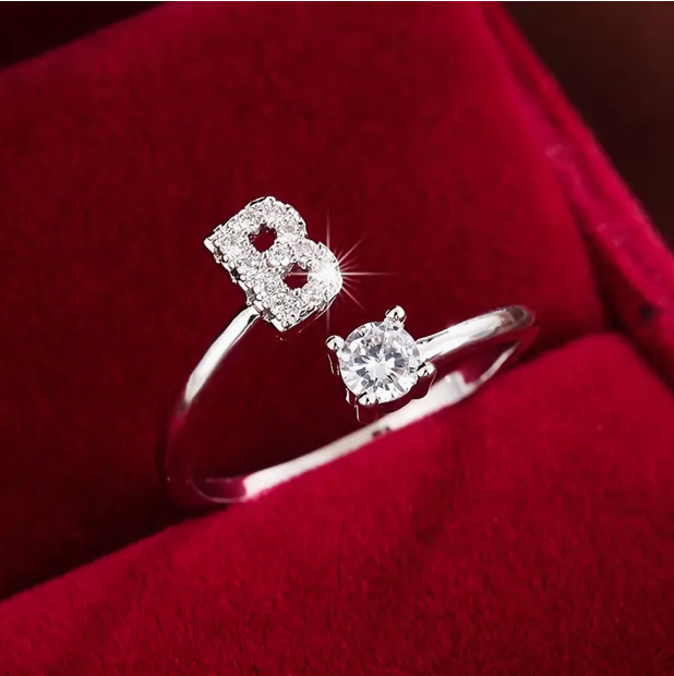 ゴールドとシルバーのジュエリー：エレガントなダイヤモンド文字リング