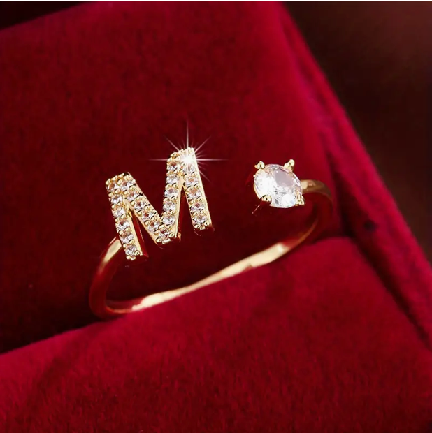 ゴールドとシルバーのジュエリー：エレガントなダイヤモンド文字リング