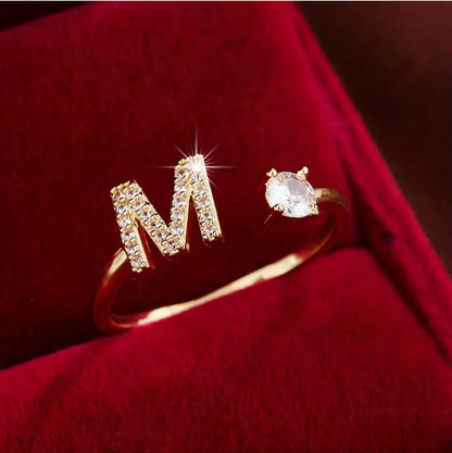 ゴールドとシルバーのジュエリー：エレガントなダイヤモンド文字リング