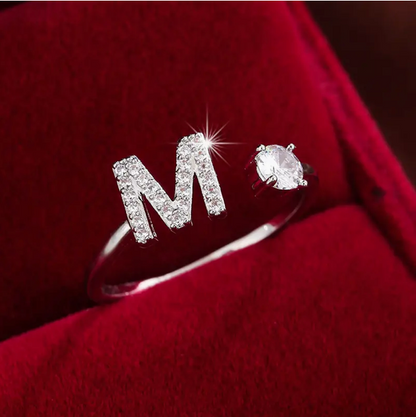 ゴールドとシルバーのジュエリー：エレガントなダイヤモンド文字リング