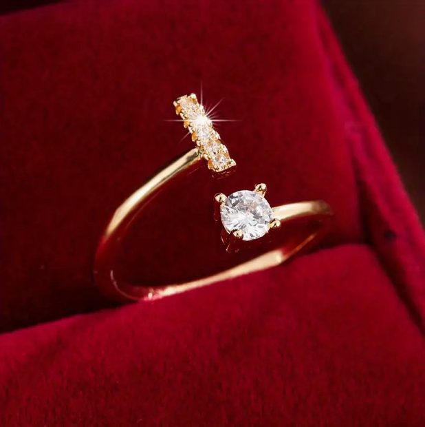 ゴールドとシルバーのジュエリー：エレガントなダイヤモンド文字リング