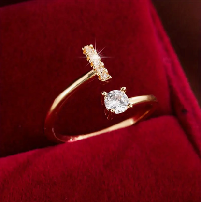 ゴールドとシルバーのジュエリー：エレガントなダイヤモンド文字リング