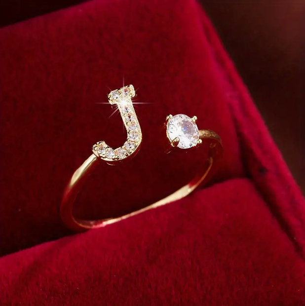 ゴールドとシルバーのジュエリー：エレガントなダイヤモンド文字リング