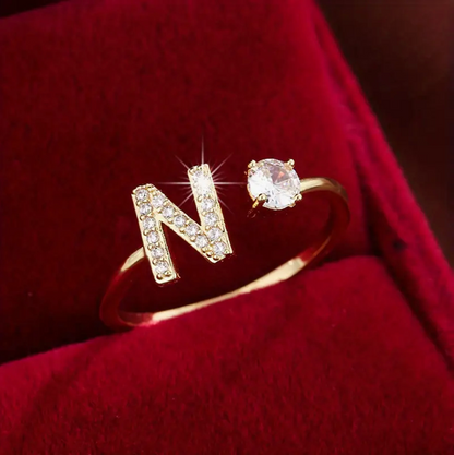 ゴールドとシルバーのジュエリー：エレガントなダイヤモンド文字リング