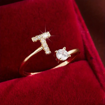 ゴールドとシルバーのジュエリー：エレガントなダイヤモンド文字リング