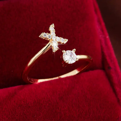 ゴールドとシルバーのジュエリー：エレガントなダイヤモンド文字リング