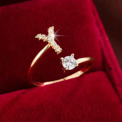 ゴールドとシルバーのジュエリー：エレガントなダイヤモンド文字リング