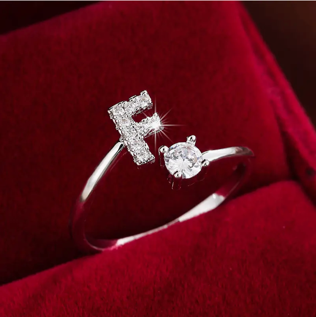 ゴールドとシルバーのジュエリー：エレガントなダイヤモンド文字リング