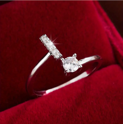 ゴールドとシルバーのジュエリー：エレガントなダイヤモンド文字リング