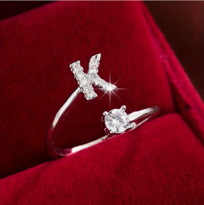 ゴールドとシルバーのジュエリー：エレガントなダイヤモンド文字リング