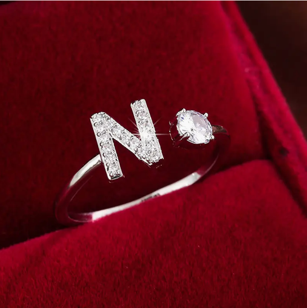 ゴールドとシルバーのジュエリー：エレガントなダイヤモンド文字リング